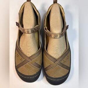 JBU Brown Comfort Flats with Cross-Strap Design